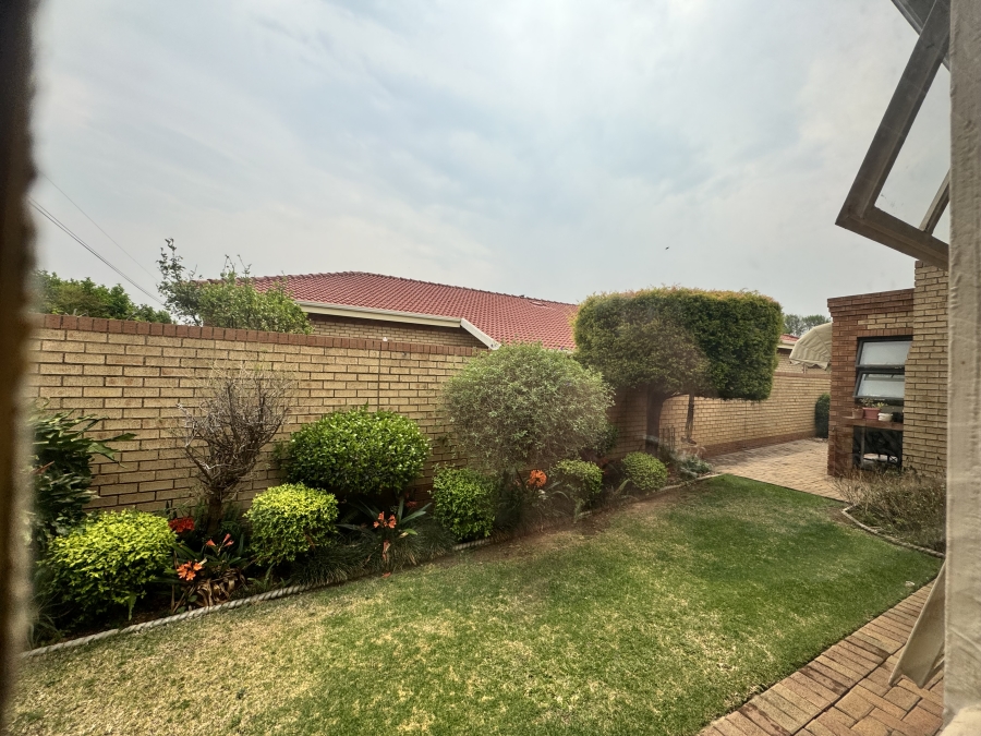 To Let 3 Bedroom Property for Rent in Flamwood North West